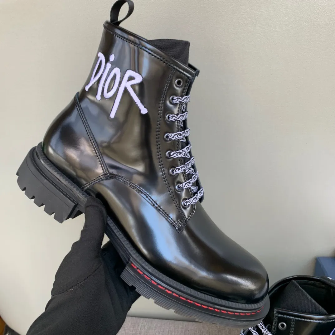 [DIOR] Top P: 1000💰 Number of yards: 39~44 (38.45 custom-made, non-refundable) Dior Dior~ Winter series, original 1:1 development Casual men's leather shoes Heavy investment, shoes and boots are made of imported cowhide + imported Dior special fabric Not easy to deform black cowhide lining Dior large hardware inlay Original TPU vacuum outsole, black cowhide Black open edge beads Military green suede Black suede Khaki suede leather is crafted by a large factory, and the perfect product is only prepared for you who know your taste! Any comparisons are welcome.